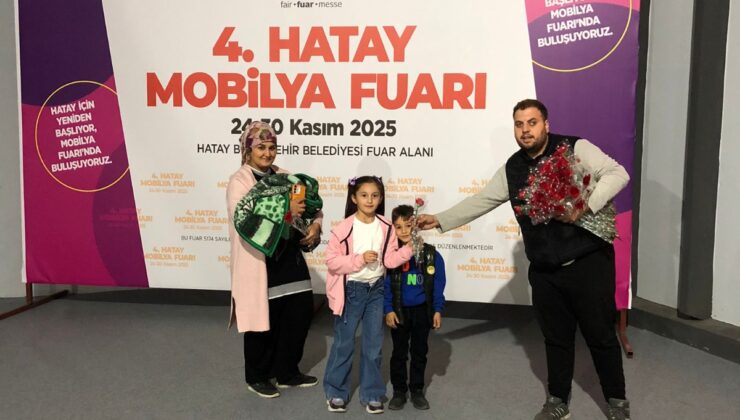 Fuarda Herkese Ücretsiz Karanfil Dağıttı