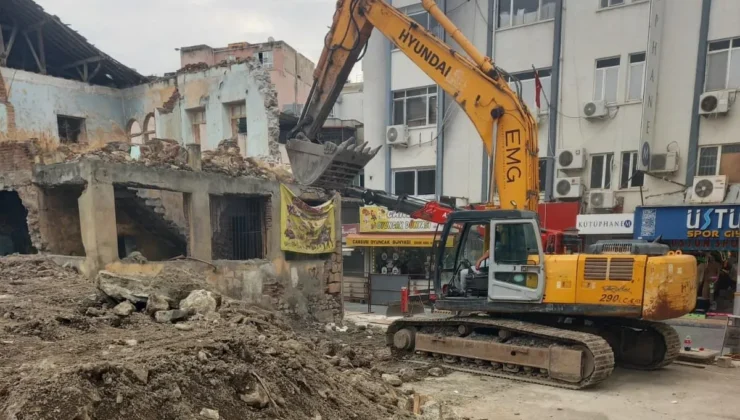 Tehlike Saçan, Tescilli Bina Tamamen Yıkıldı!